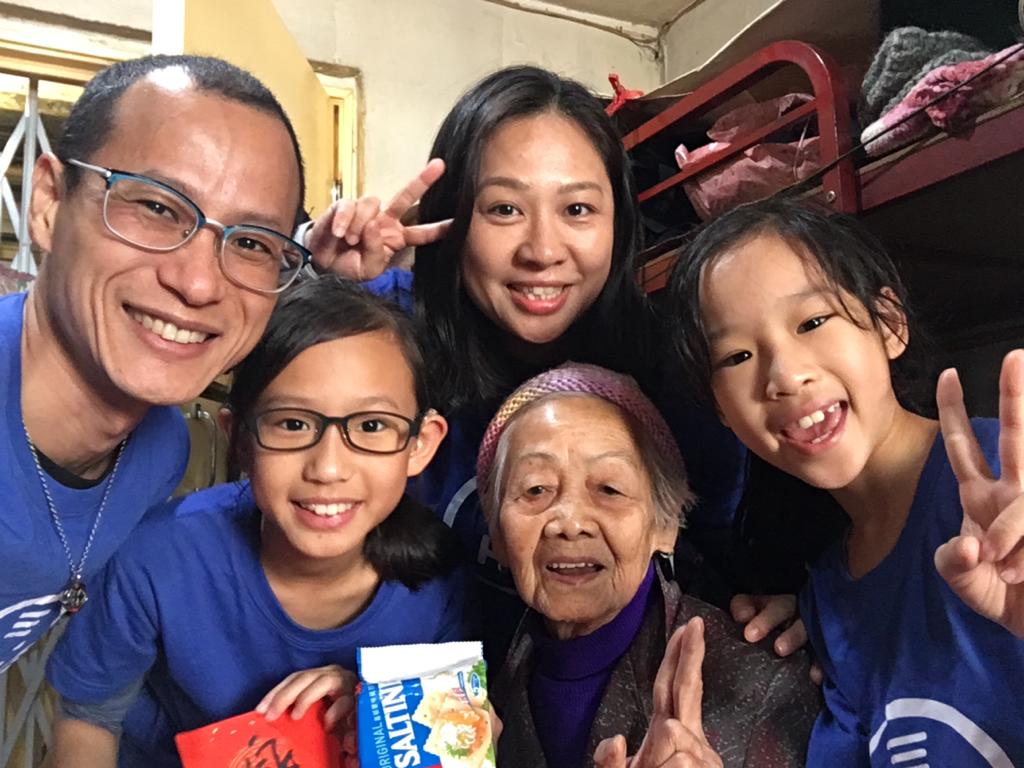Volunteersandthisgrandmashareajoyfulmoment